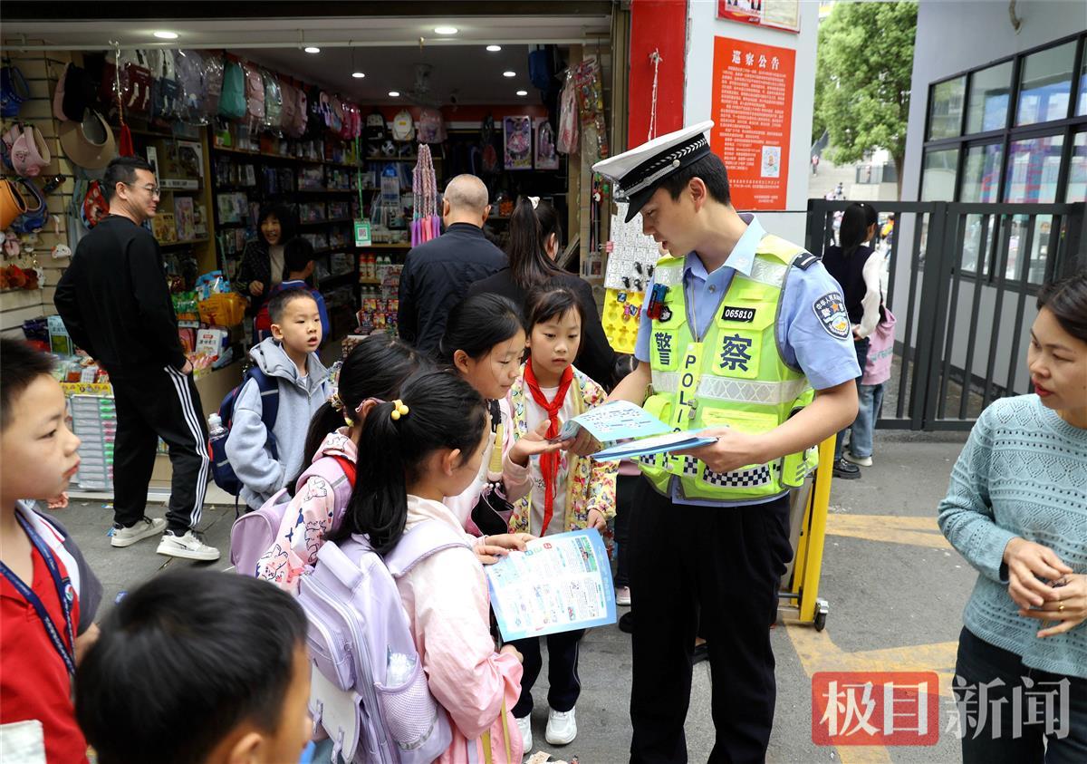 图3：民警在开展道路交通安全宣传.jpg