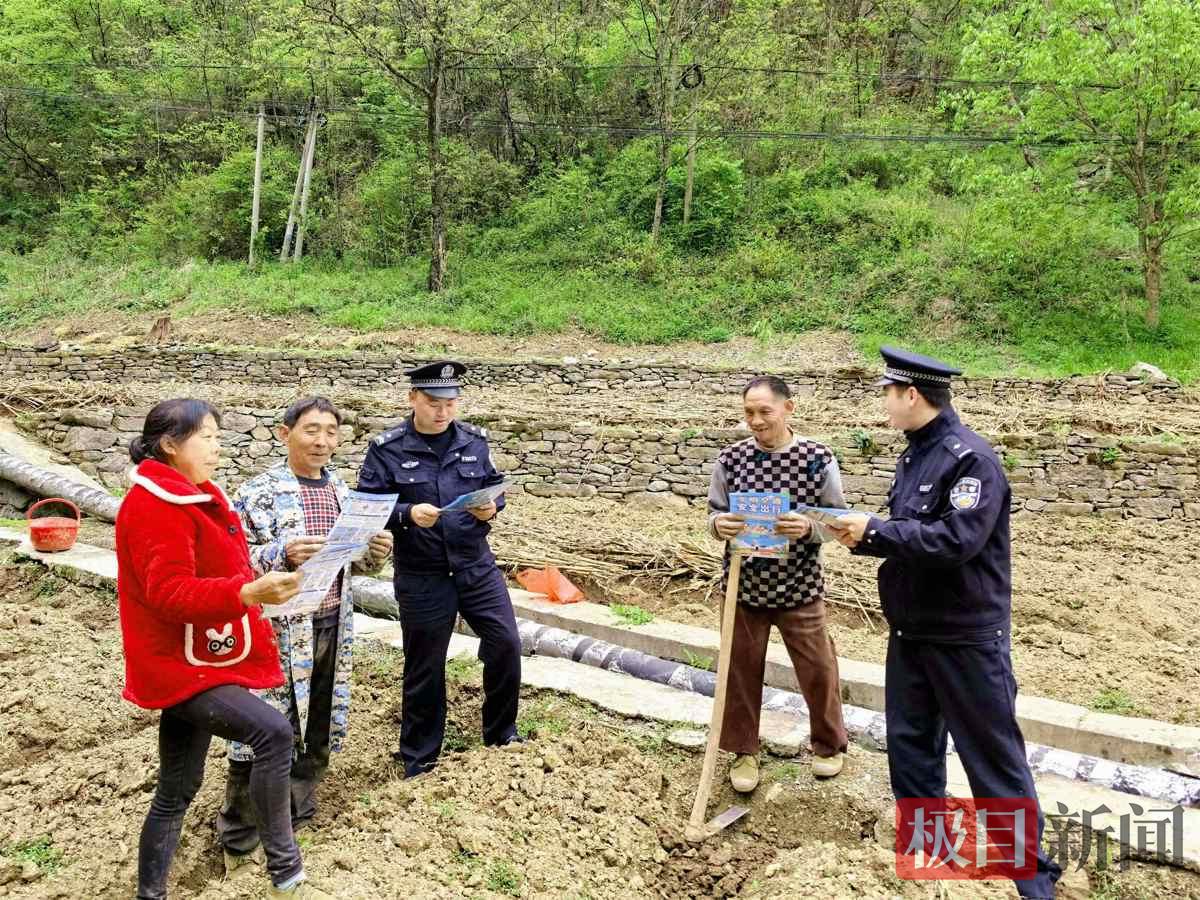 图7：民警深入田间地头唠安全.jpg