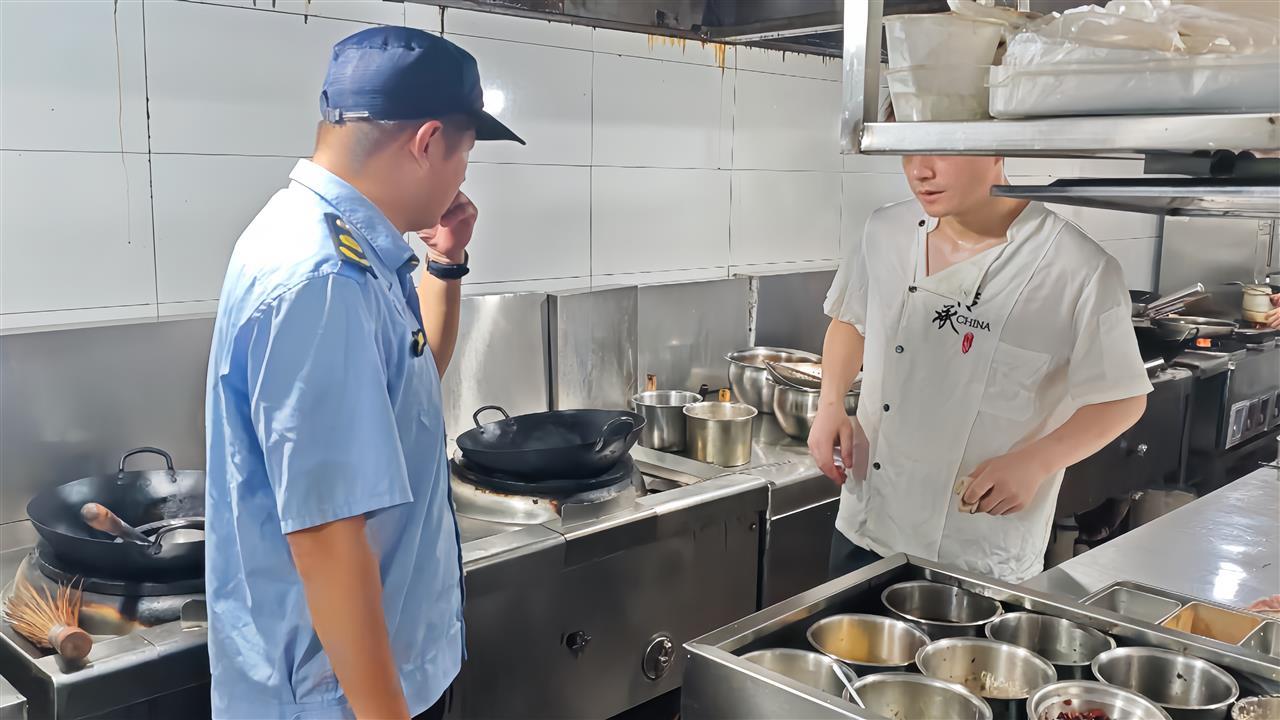执法人员对该饭店后厨进行燃气检查 (2).jpg