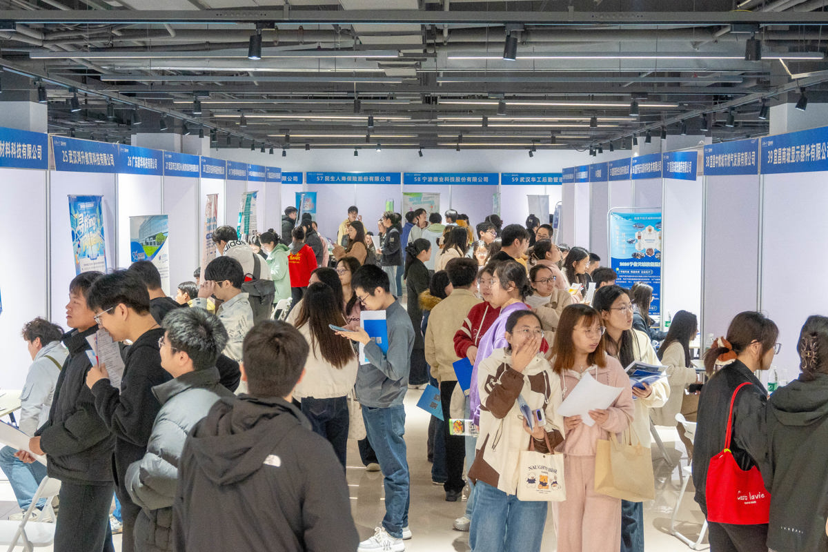 招聘会现场 郭汝慧摄.jpg