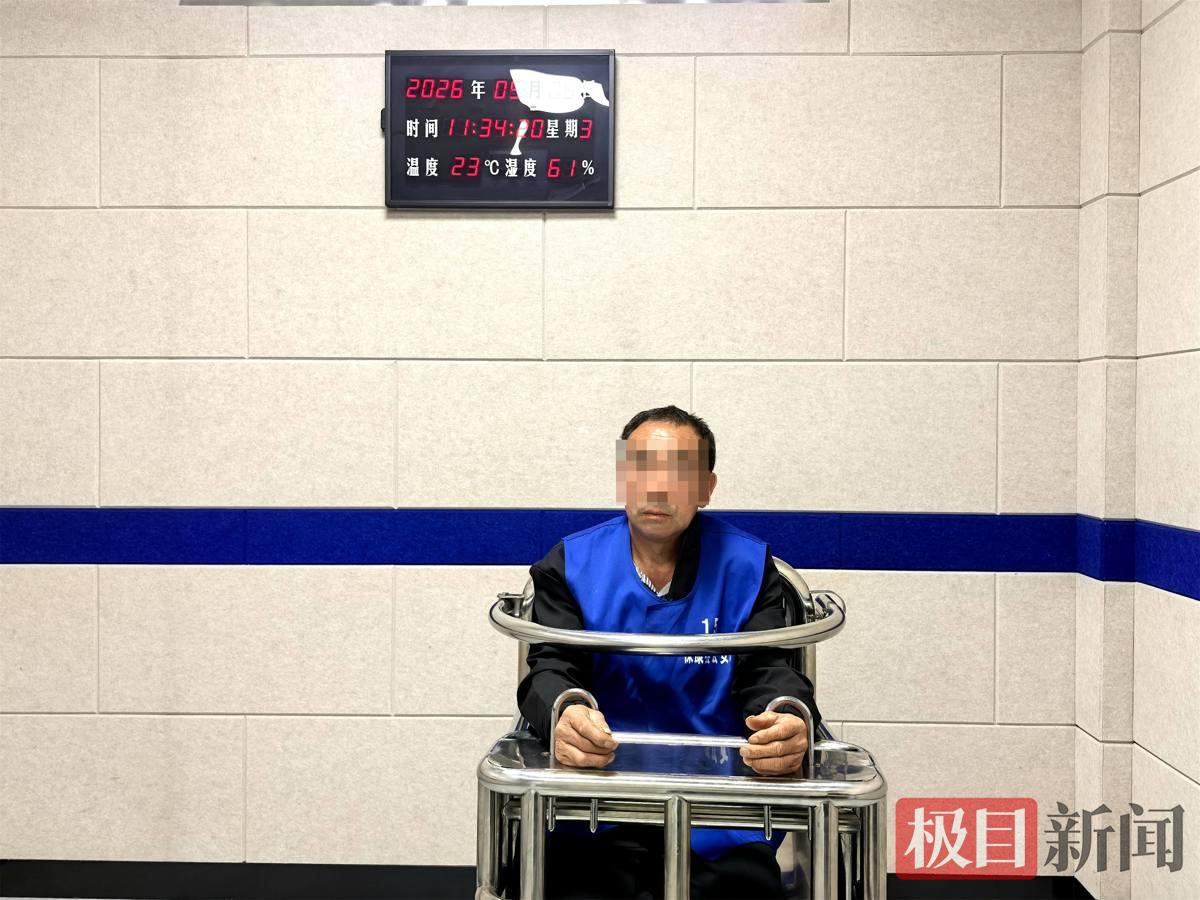 图4：违法行为人李某在接受询问。.jpg