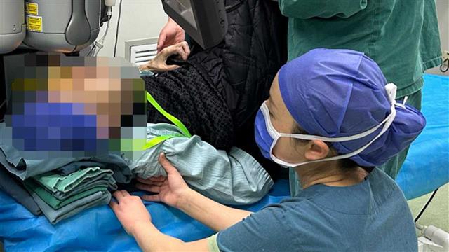 医生跪地托举“折叠人”十分钟，极限手术保住六旬老人“最后的光明”
