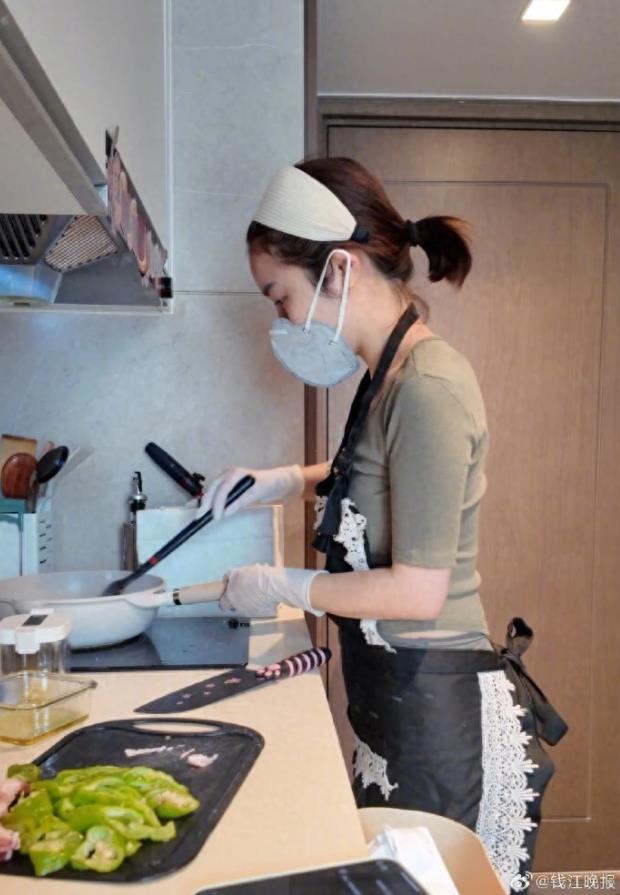极目锐评丨女子穿瑜伽服上门做饭月入两万，请少些低俗的言语攻击