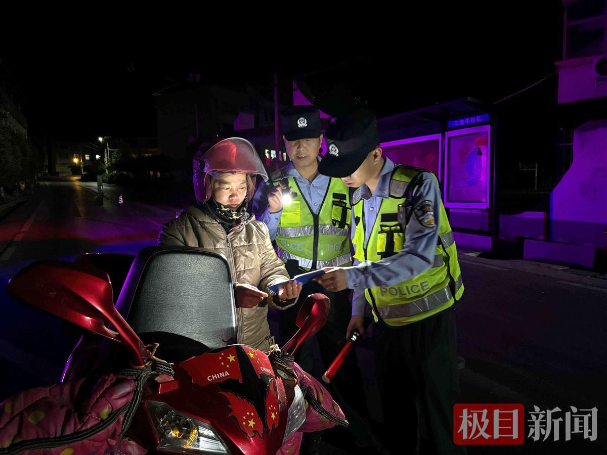 图1：民警在辖区执勤.jpg