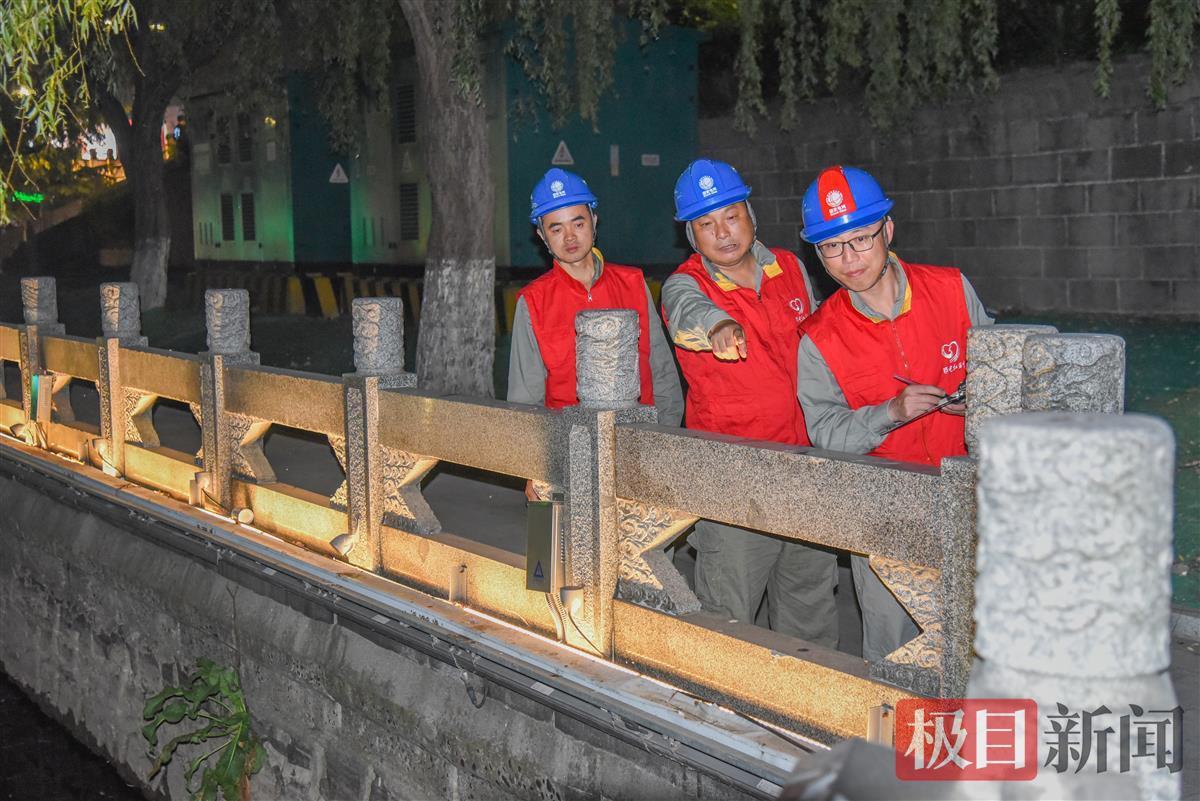 “五一”假期前夕，荆州市路灯管理服务中心组织“鄂电红马甲”对古城东门景区开展路灯特巡 （极目新闻记者 黄志刚 摄）.jpg