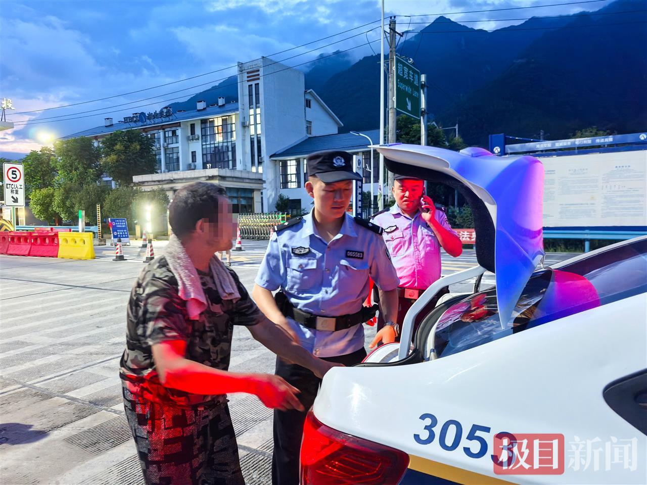 图3:民警在护送迷路老人回家.jpg 图3:民警在护送迷路老人回家.jpg