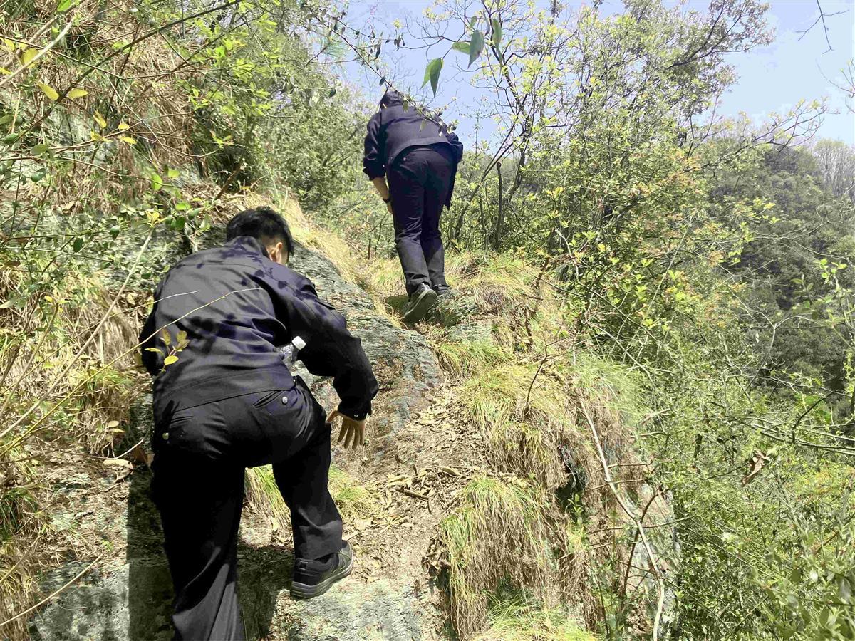 图2：民警在艰难搜寻老人.JPG