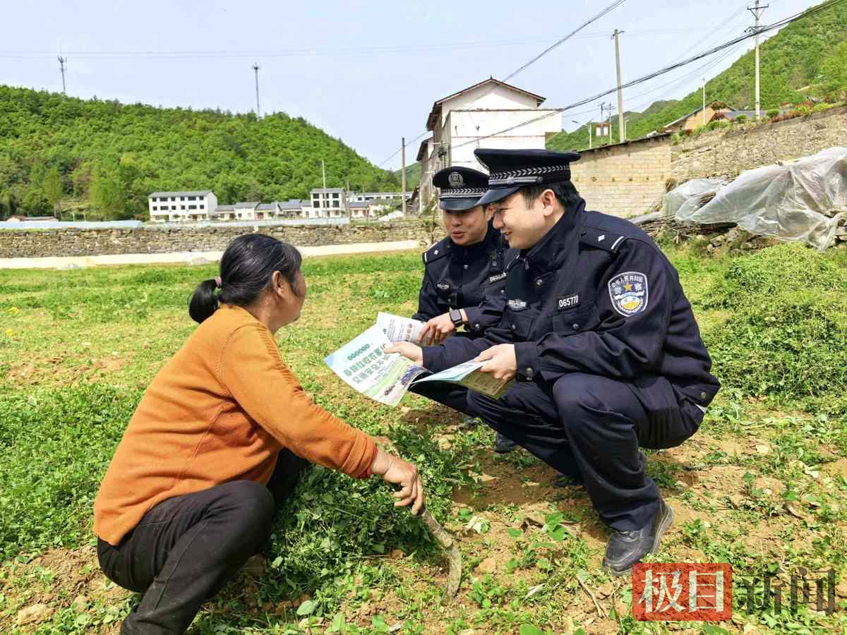 图6：民警深入田间地头唠安全.jpg