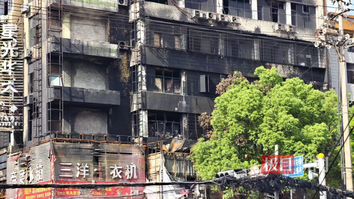 外立面被熏黑 极目新闻记者摄.jpg