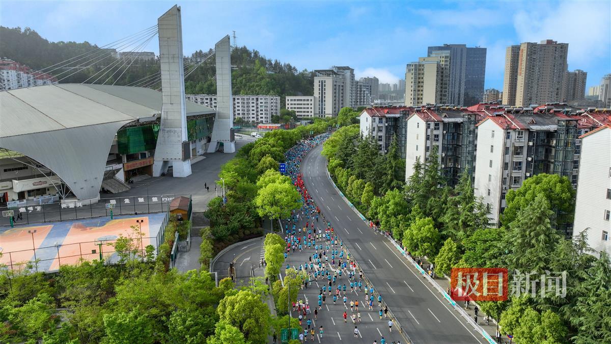 2025堰马参赛选手途经体育中心。记者 刘旻 摄_2.jpg 2025堰马参赛选手途经体育中心。记者 刘旻 摄_2.jpg