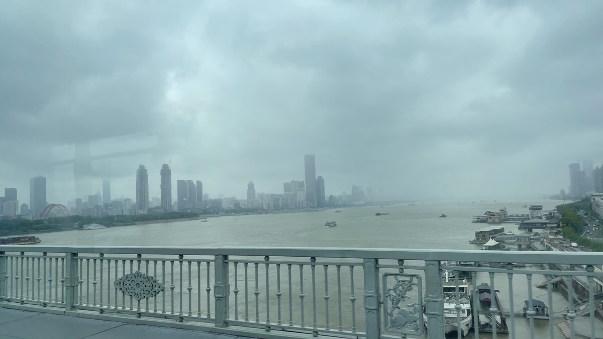武汉早间天色阴沉.jpg