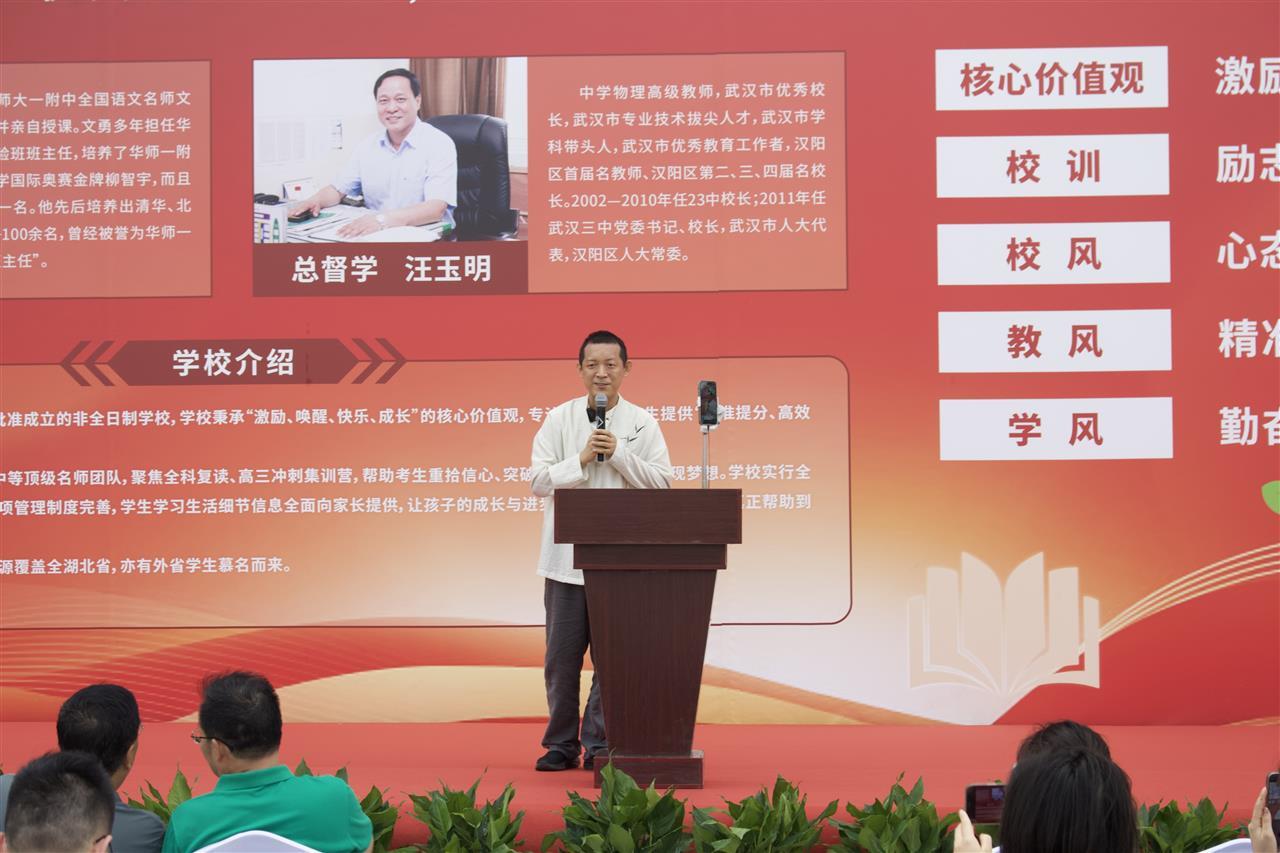 北大数学天才自述：从粗心男孩到奥数冠军，数学是照亮童年的光