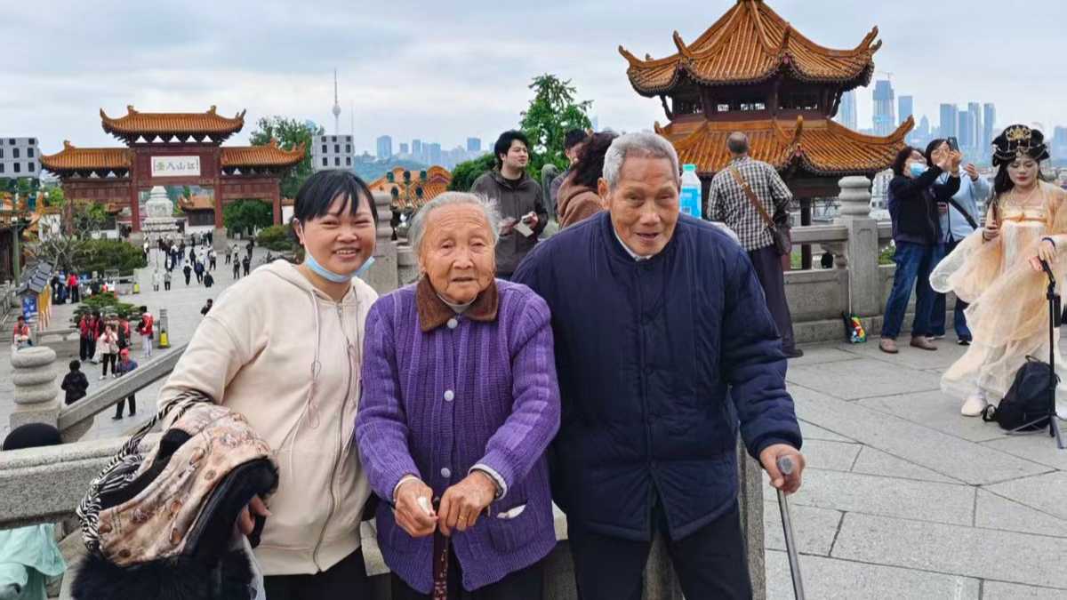 102岁老人拄拐游览黄鹤楼，湖北“长寿镇”百岁老人仍能生活自理