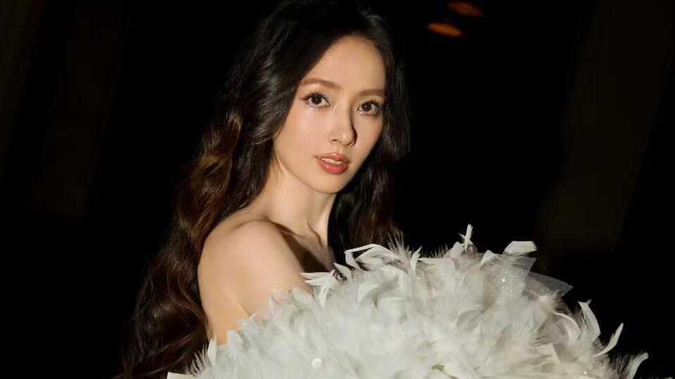 41岁女演员郭碧婷回应与向佐分居两地：不用嫁鸡随鸡、嫁狗随狗，他只用和孩子维持感情就好；坦言婆婆向太给了自己和孩子很多钱