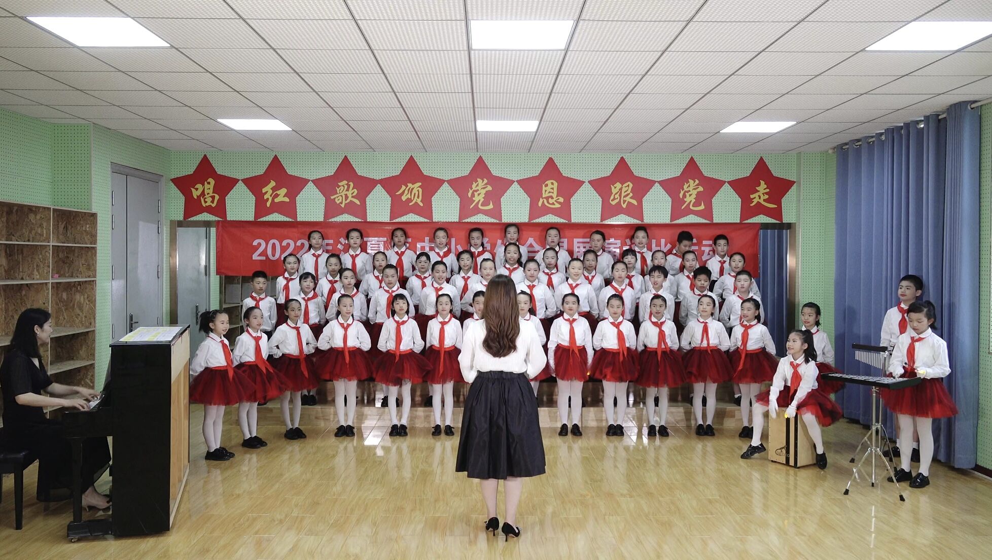 江夏区藏龙第二小学合唱团参加比赛