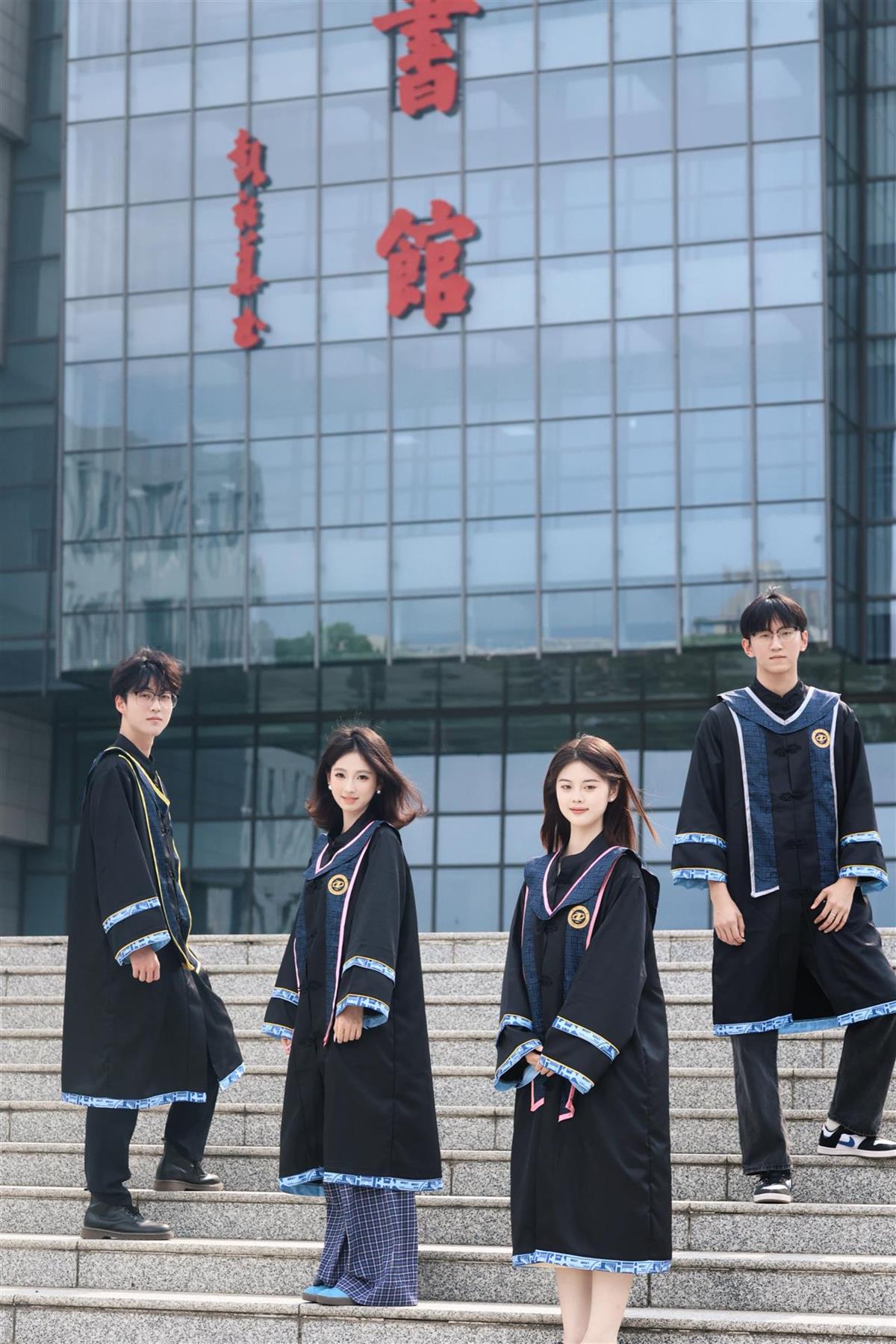 湖工大2025年原创新版学士服 (1).png 湖工大2025年原创新版学士服 (1).png