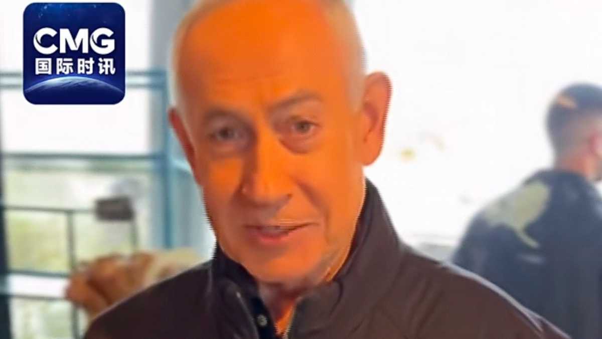 以色列总理内塔尼亚胡发视频自证在世：我超爱咖啡，要不要数一下我有几根指头？此前视频因疑似“六根手指”被传已死亡、启用AI替身