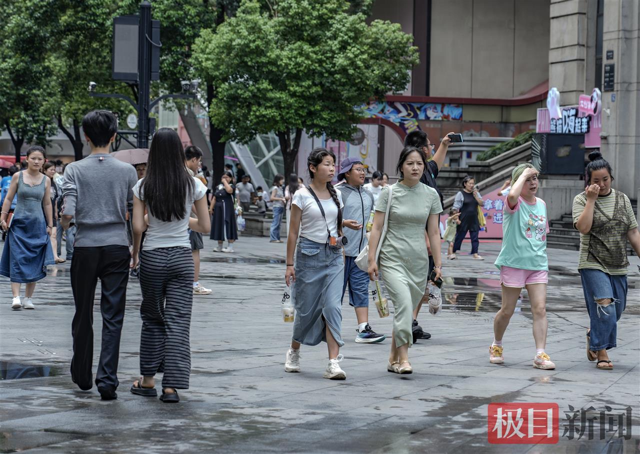 雨后的湿气与沿街门送出的空调冷气融合后的空气,让江汉路上逛街的人感觉舒适2.jpg