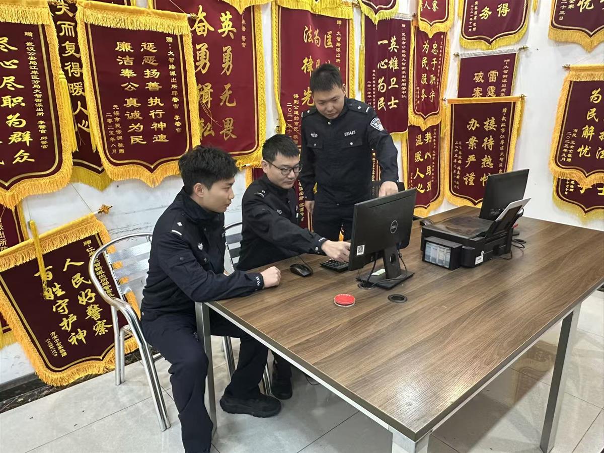 女孩逛商场丢了包包,民警追踪至次日凌晨终于追回 | 极目新闻