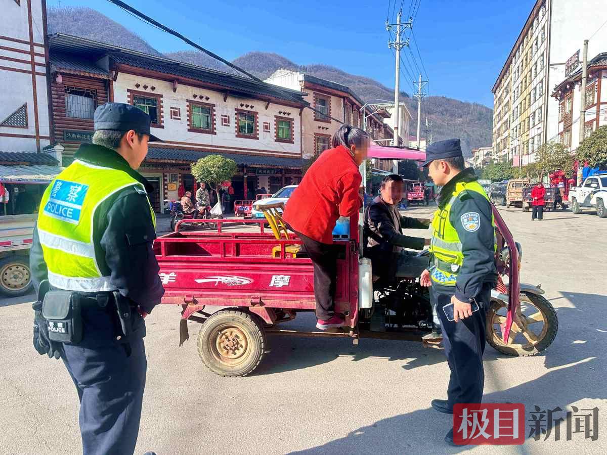 图2：民警在劝导三轮车违法载人行为.jpg