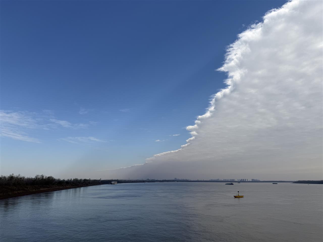 长江上的一线天 张悠妮摄.JPG