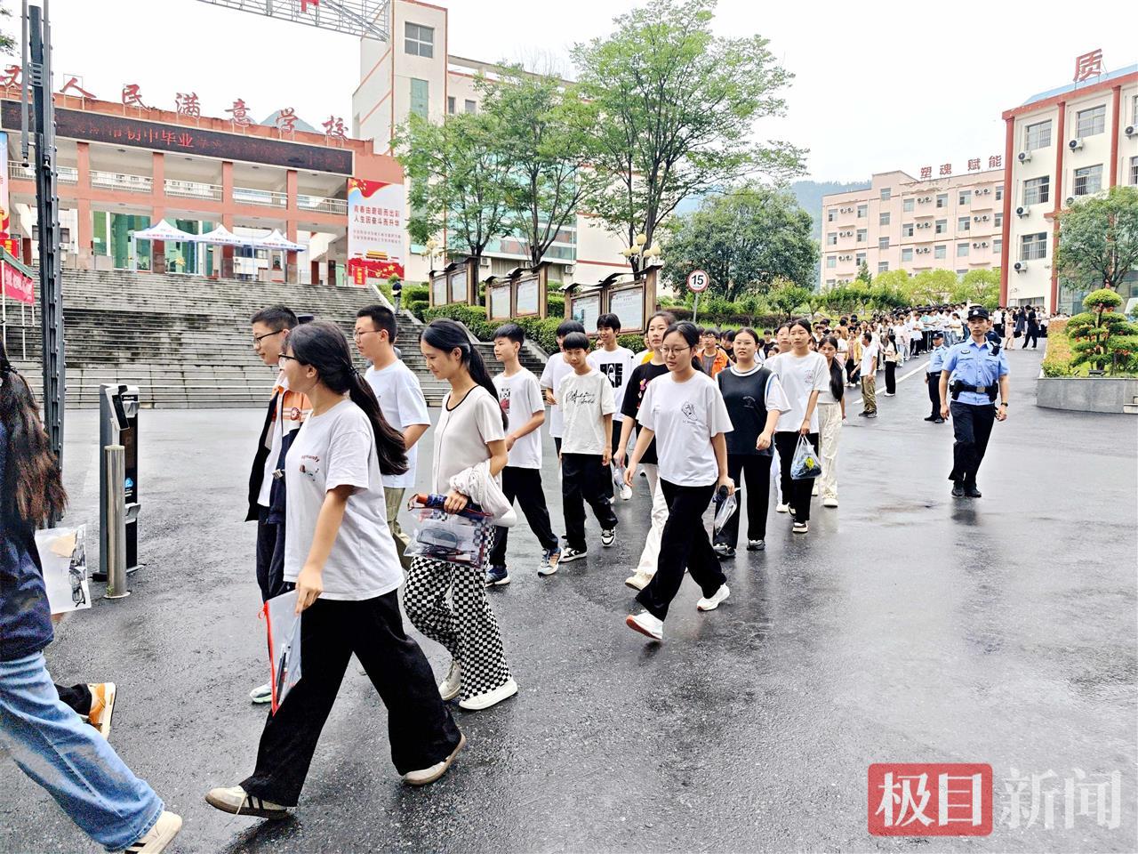 图3：民警在保康县一中考点护航（通讯员柳昭阳 摄）.jpg