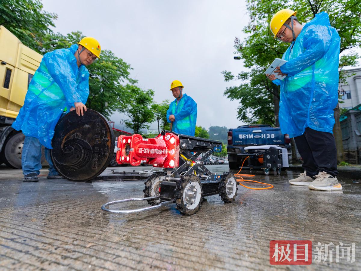 2026年5月18日，在湖北省宜昌市秭归县，技术人员正在通过智慧终端操作管道检测机器人。彭强摄.jpg