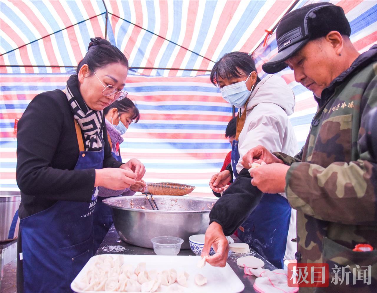 翁仁花（左）正忙着给村里的老人包饺子（极目新闻记者 黄志刚 摄）.jpg
