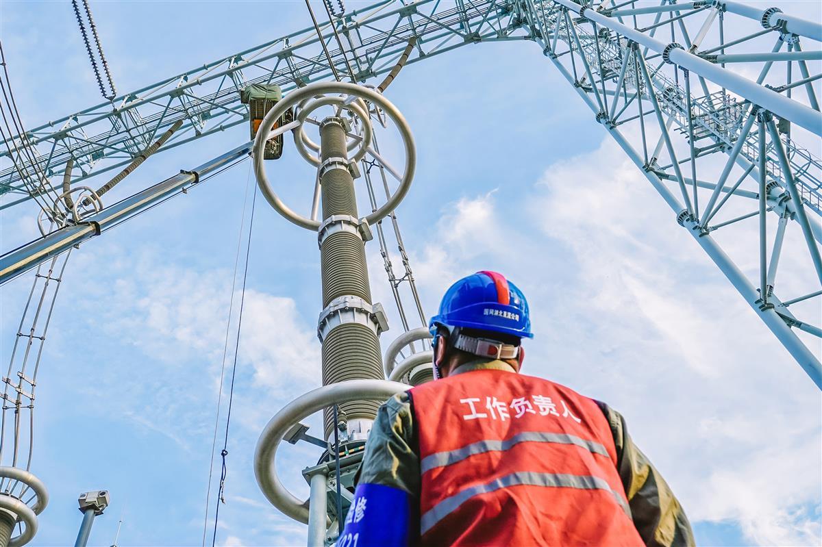 4月，国网湖北直流公司检修人员在特高压武汉换流变电站开展荆武一线高抗及进线区域一二次设备例行检修。欧阳雷 摄.jpg