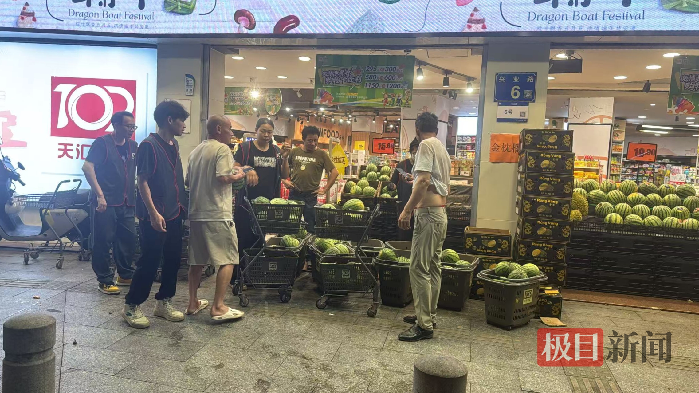 超市门口售卖西瓜 受访者供图.jpg
