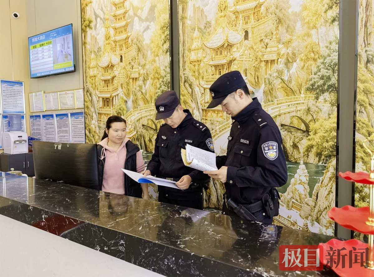 图2：民警检查旅馆实名登记情况.jpg