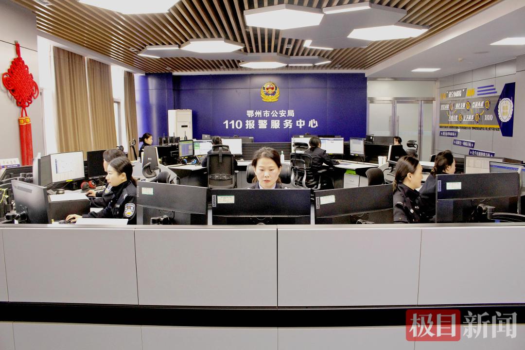 110接警员指挥调度警情。摄影 王厅.png