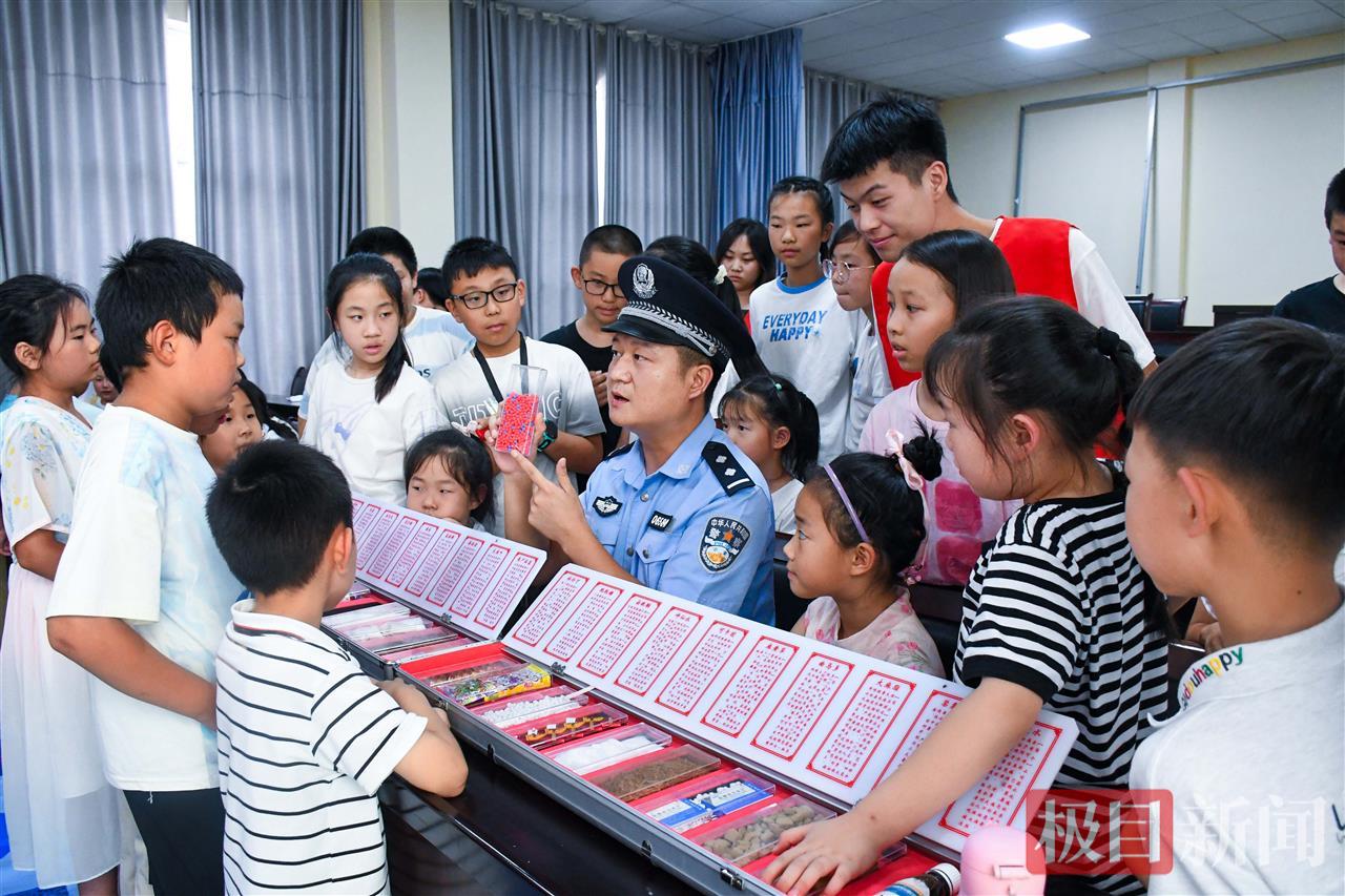 图2：民警向孩子们普及禁毒知识.JPG