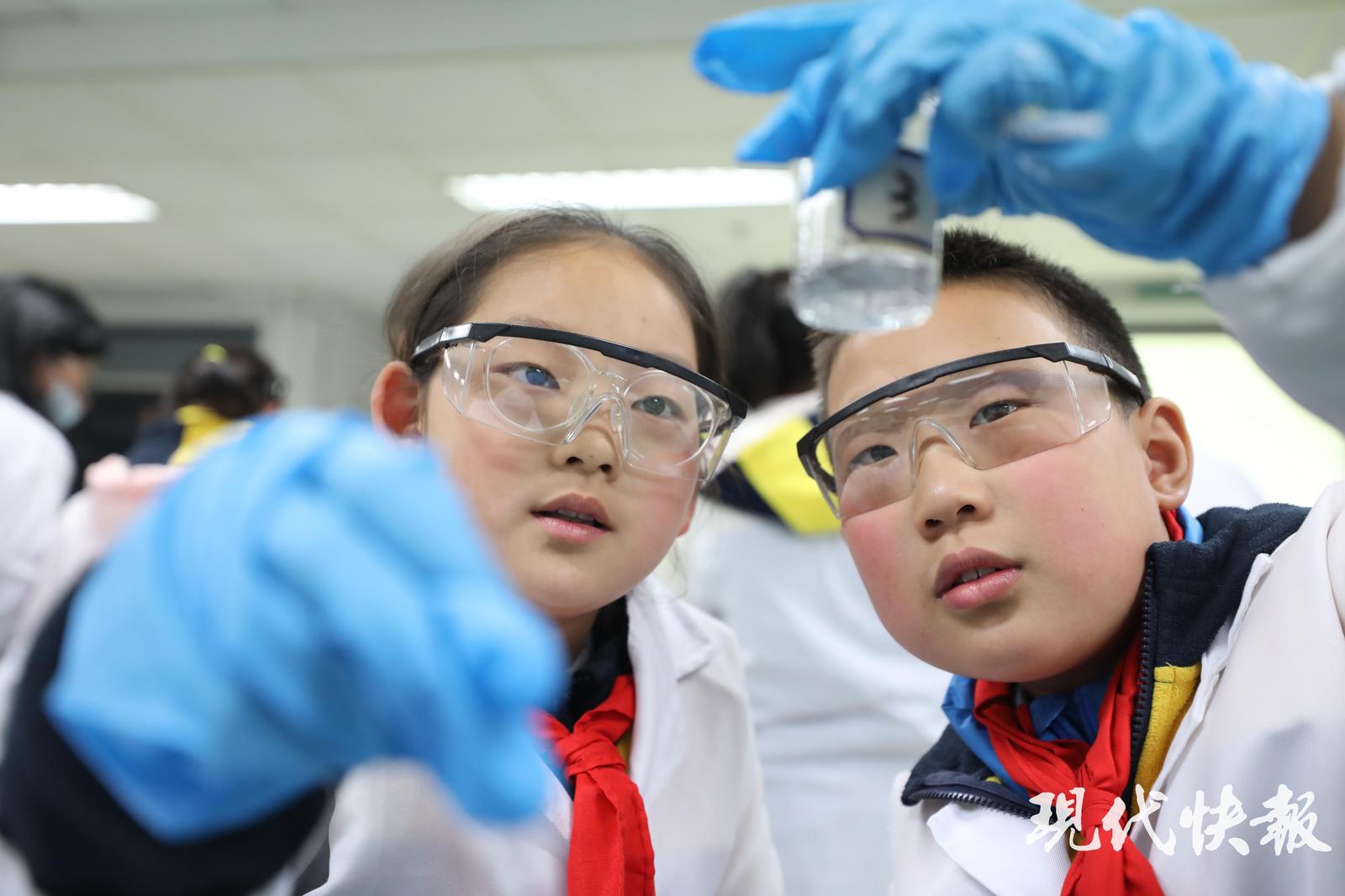 近距离感受科学魅力!南京小学生变身"科学家"走进南大做实验