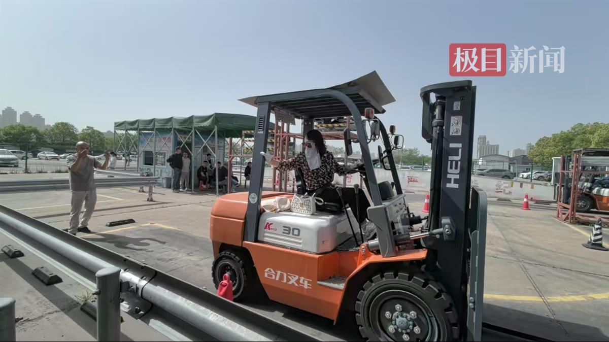 叉车.jpg