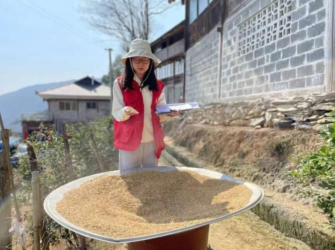 邓桂娟入户查看村民种植情况 来自微信公众号“梯田云党建”.jpg