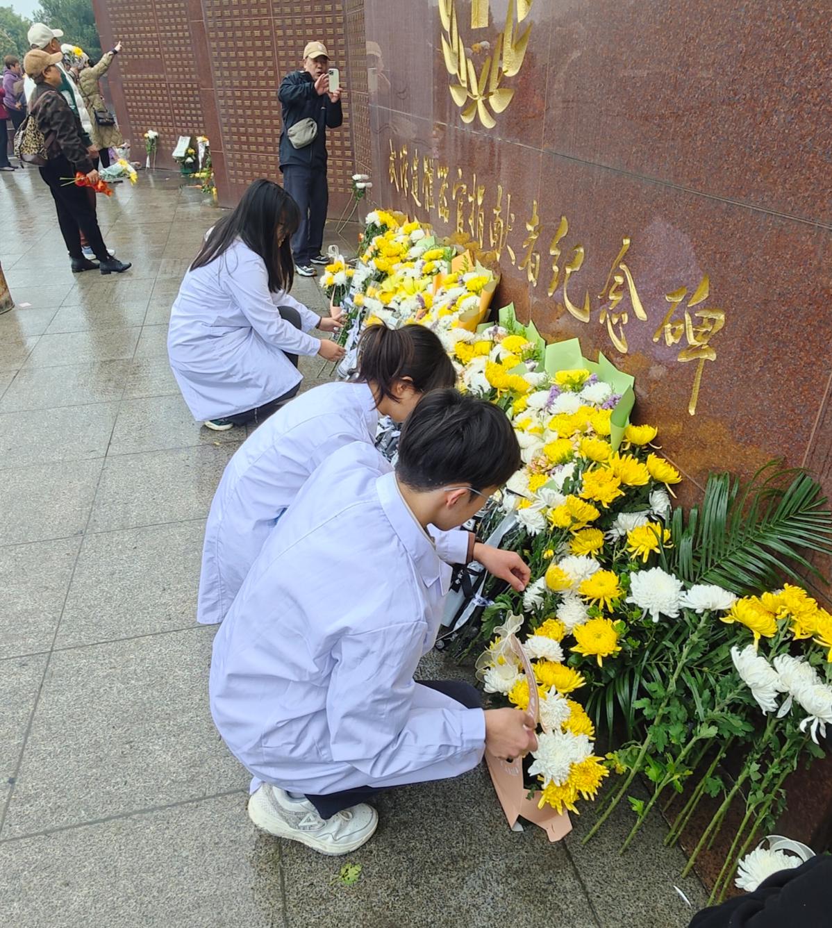缅怀活动现场图2.jpg 缅怀活动现场图2.jpg