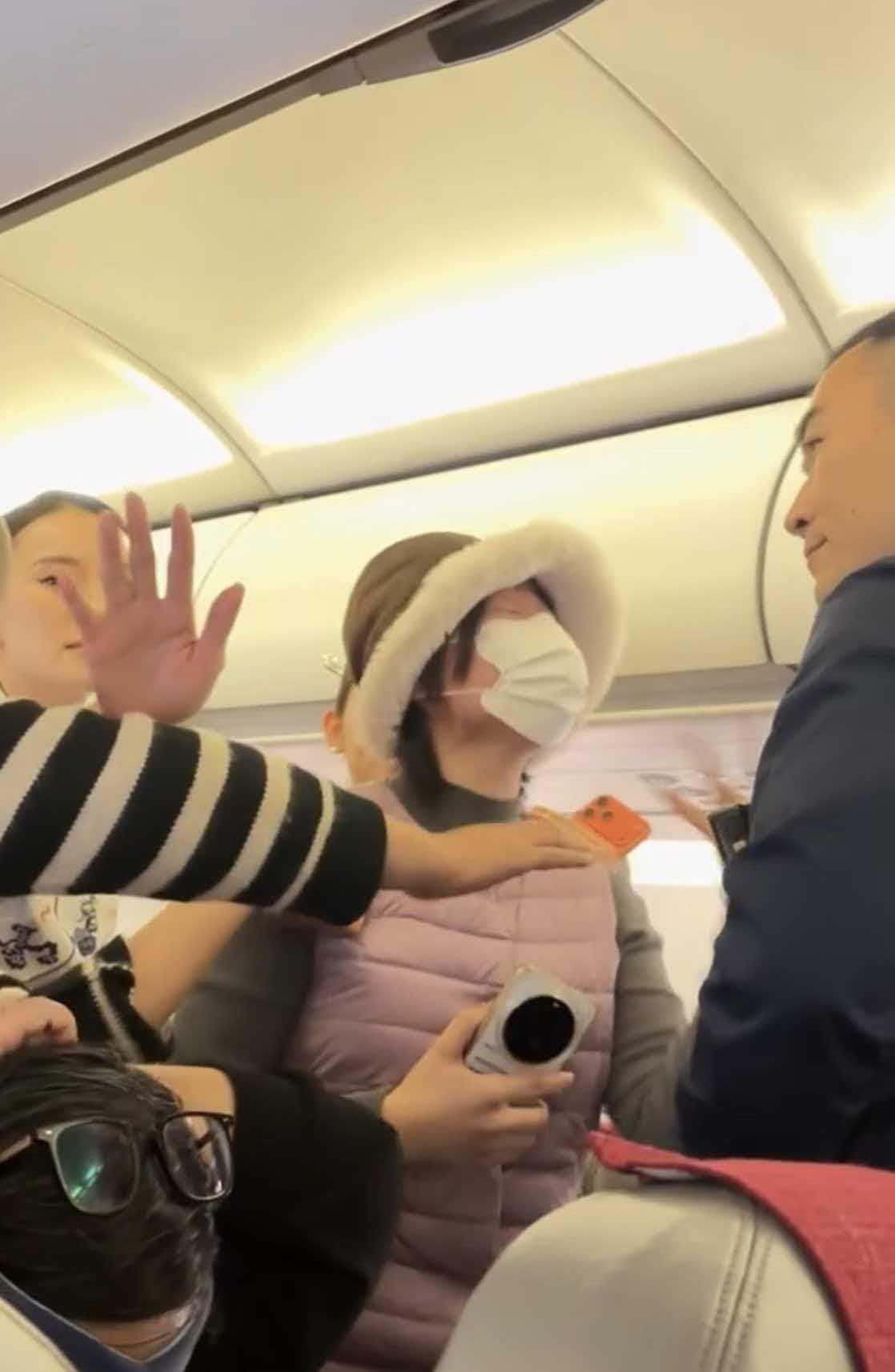 女子舱内大喊致航班延误，警方介入处理事件