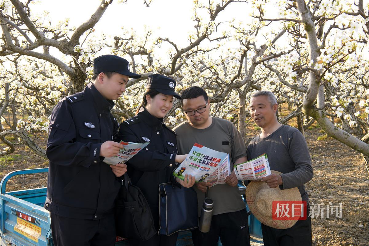 图片 民警走进梨园宣传交通安全.jpg