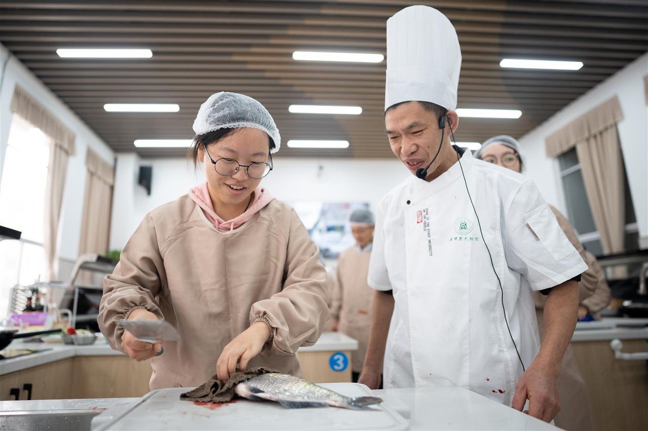 老师教学（学通社记者 郦雪怡 摄）.jpg