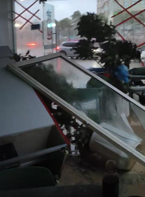 餐馆门被吹掉 网络截图.png