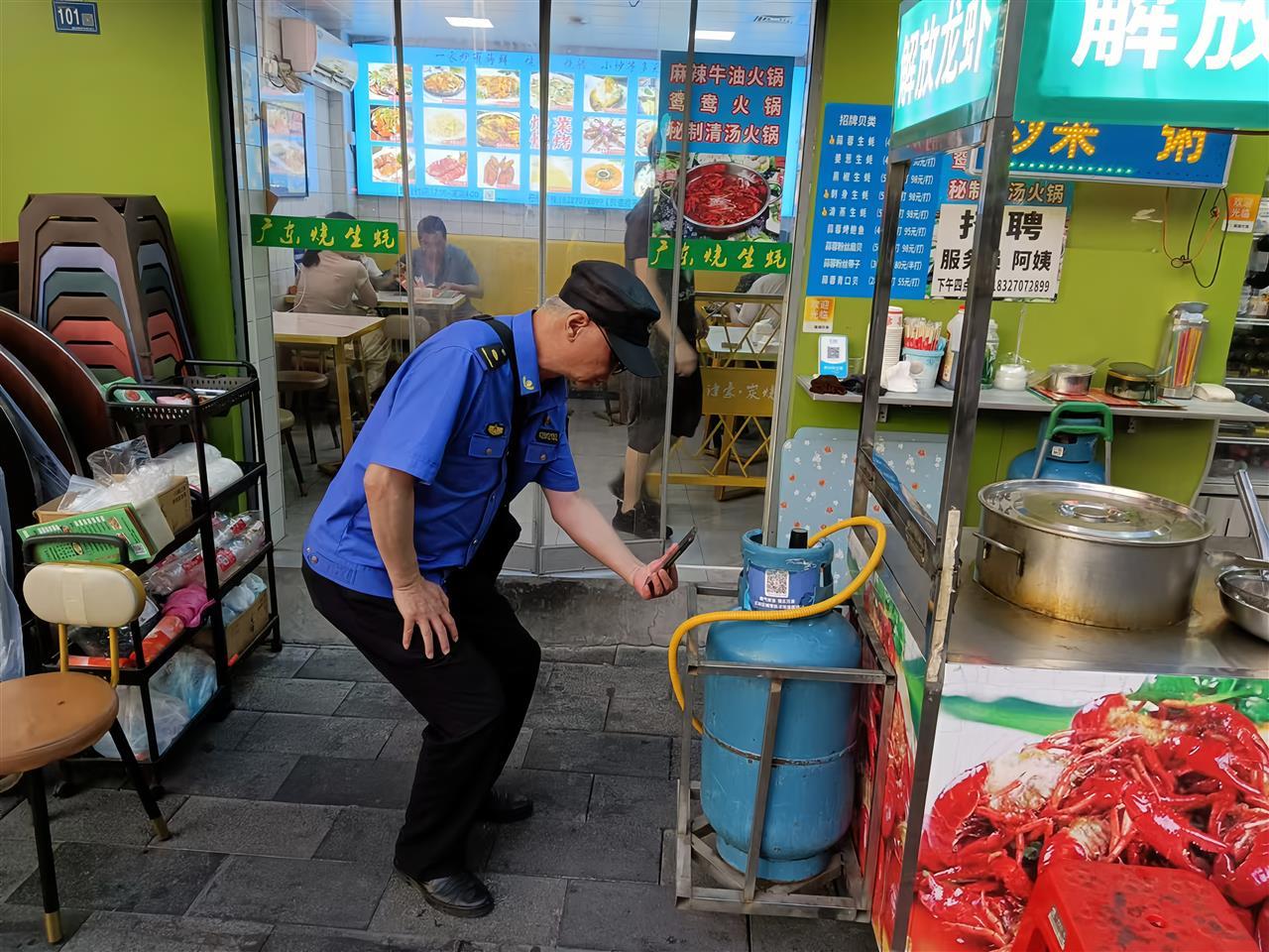 开展考点周边燃气安全检查 (1).jpg