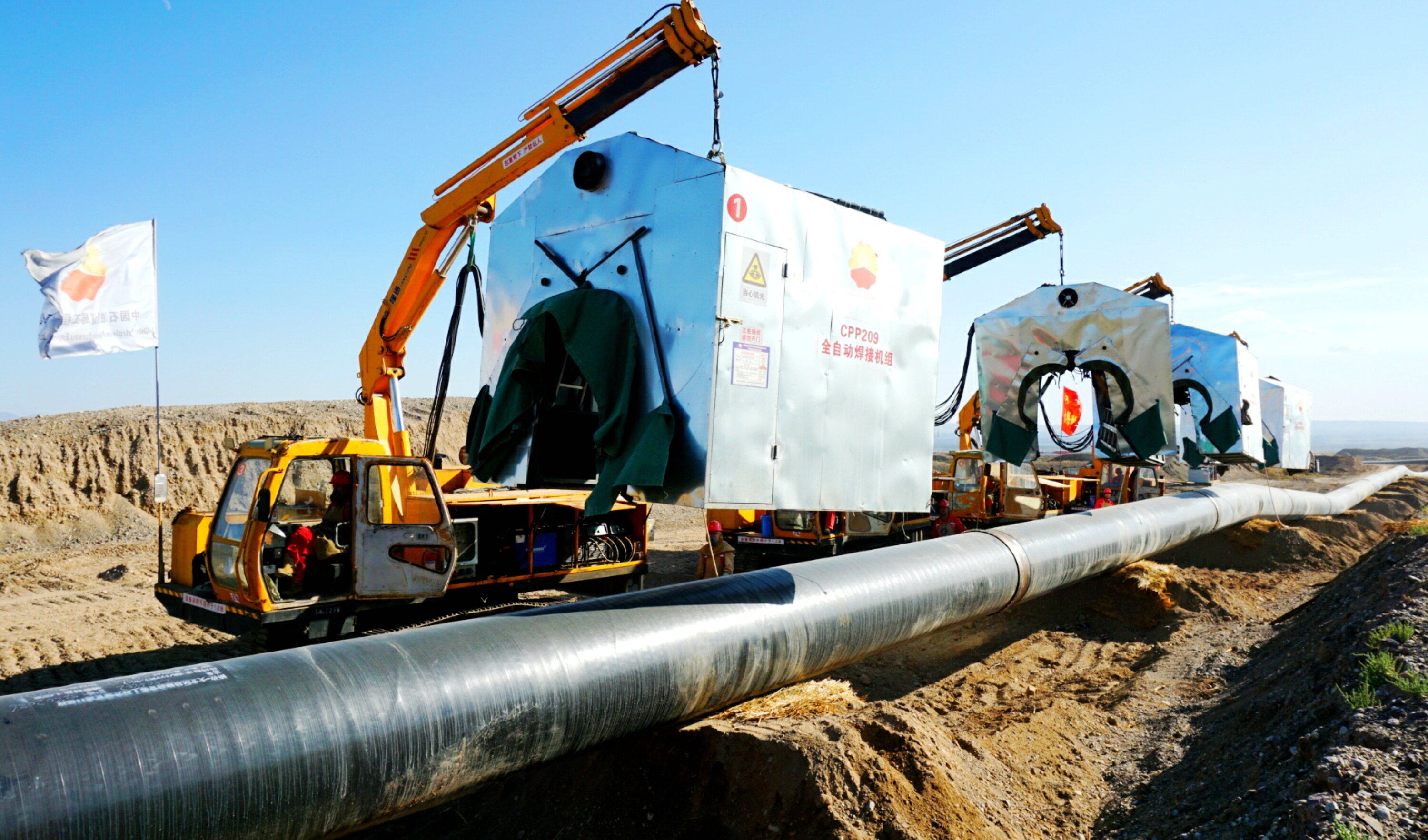 塔里木油田博孜-大北区块地面骨架工程外输管道现场施工人员正在进行