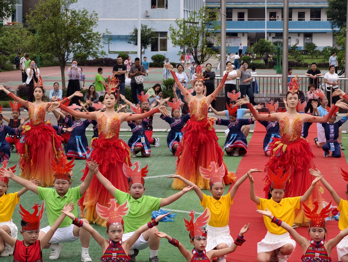 图为武汉工商学院学生与头戴凤凰头饰的救师口小学学生共舞《凤舞九天》 摄影：朱宇光（1）.jpg