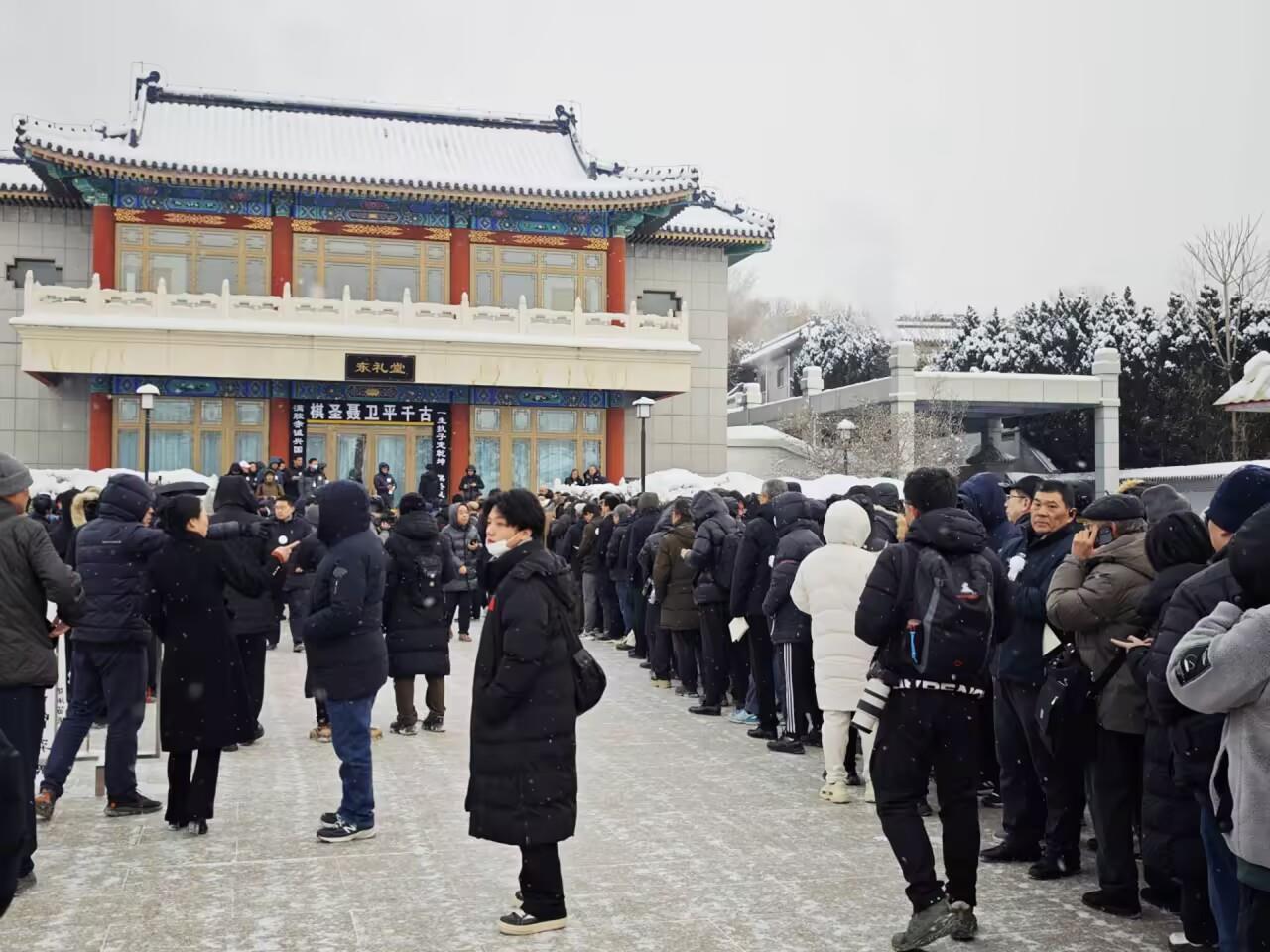 聶衛(wèi)平悼念儀式于八寶山舉行，湖北好友昨夜抵京，人群排長隊(duì)冒雪送別