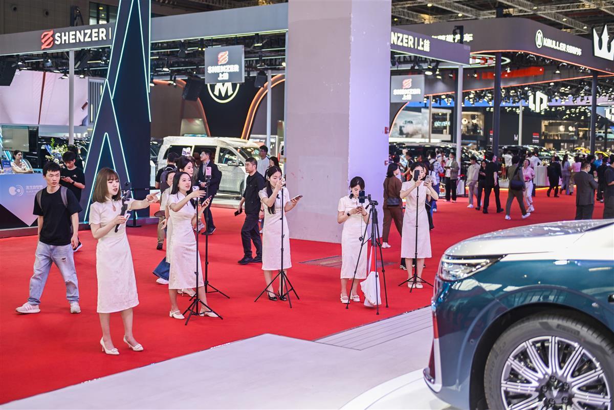 东风青年上海车展说车.jpg