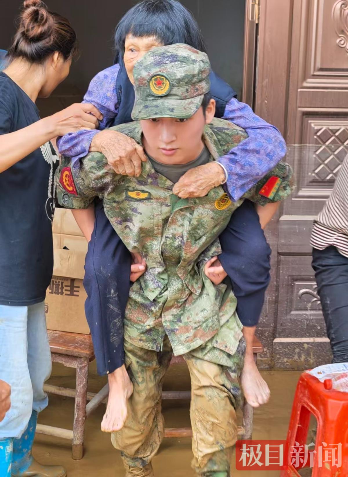 救援人员背老人转移 极目新闻记者摄.jpg