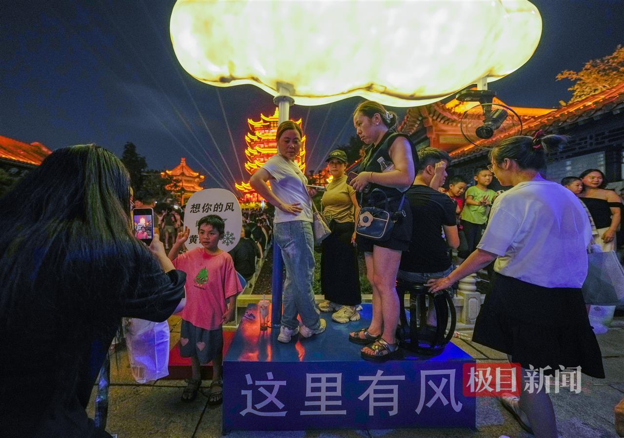 游客站在有风的地方打卡.jpg 游客站在有风的地方打卡.jpg