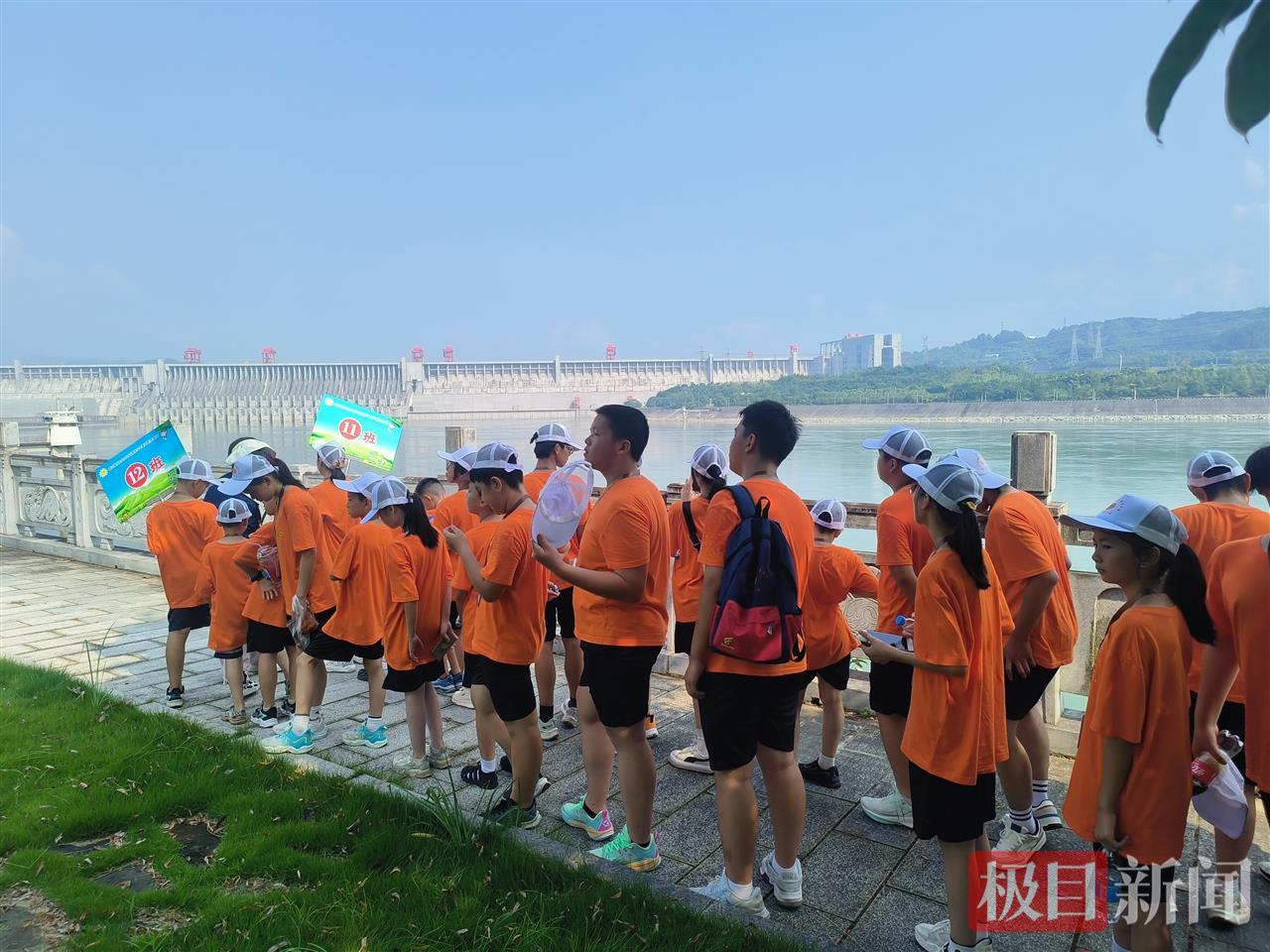 营员们参观三峡大坝.jpg