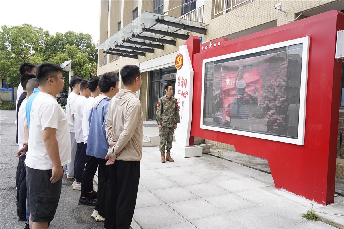 大学生观看征兵宣传片（摄影 夏丹）.JPG